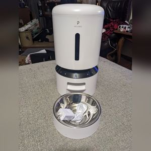 Petlibro WiFi enabled automatic cat/dog food dispenser.